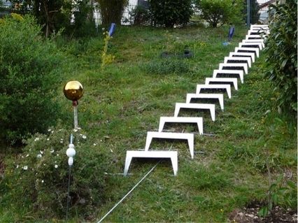 Gartentreppe bauen ohne Beton: Metall-Hangstufen verlegen im DIY-Verfahren