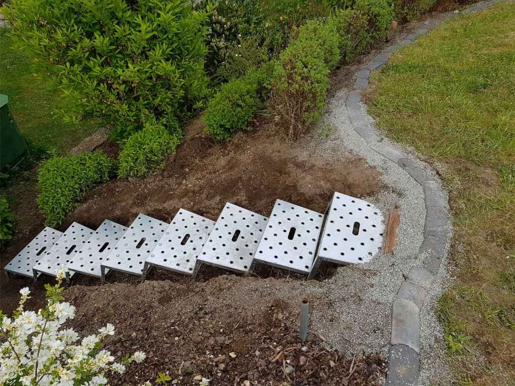 Installation und Untergrundvorbereitung von Hangstufen